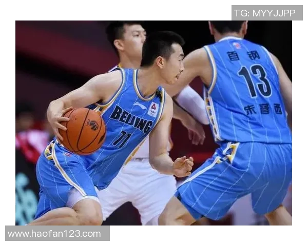 杭州篮球队团队协作引发热议球迷对战术配合和球员表现分歧明显